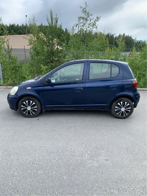 Blå Begagnad 2004 Toyota Yaris Halvkombi | 25 000 kr (Bra pris) - Bild 1/4