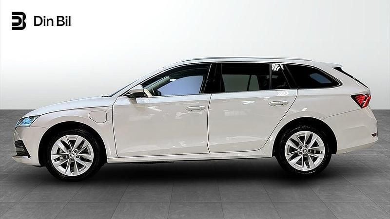 Begagnad Skoda Octavia Business Line 150 HK (110 kW) 2023 Candy white Kombi