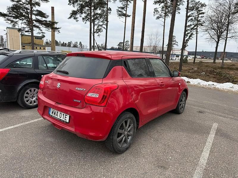 Begagnad Suzuki Swift 83 HK (61 kW) 2022 Röd Halvkombi