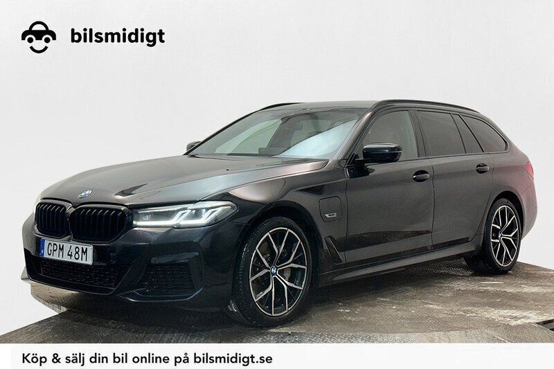 Svart Begagnad 2021 BMW 530e M Sport Kombi | 338 900 kr (Marknadspris) - Bild 1/3