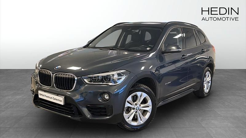 Grå Begagnad 2017 BMW X1 Sport Line SUV | 184 700 kr (Marknadspris) - Bild 1/4