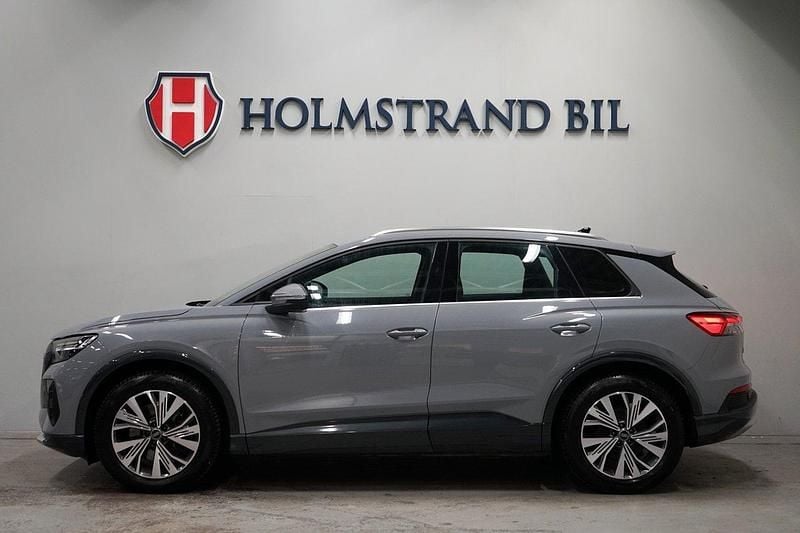 Grå Begagnad 2022 Audi Q4 e-tron Comfort SUV | 324 900 kr (Marknadspris) - Bild 1/4