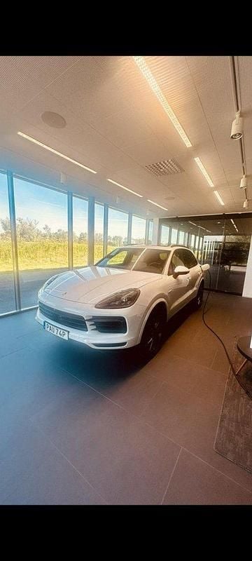 Vit Begagnad 2020 Porsche Cayenne SUV | 570 000 kr (Marknadspris) - Bild 1/3