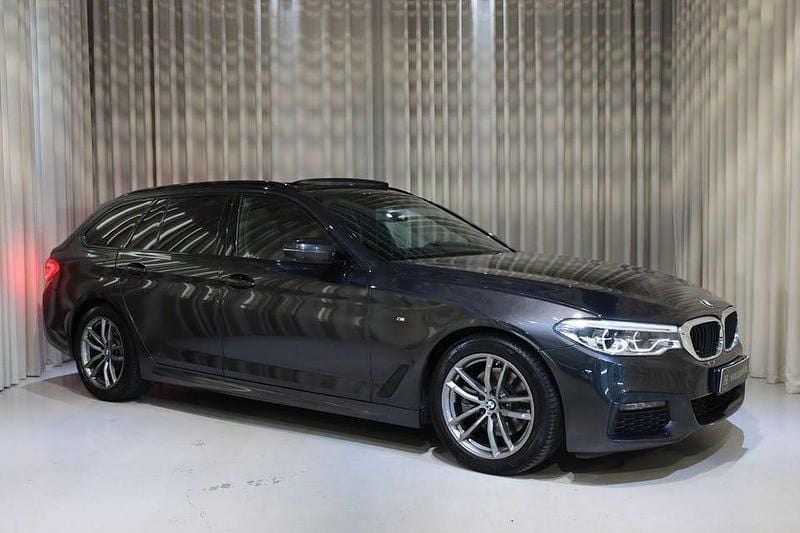 Grå Begagnad 2019 BMW 520 M Sport Kombi | 299 900 kr (Marknadspris) - Bild 1/4