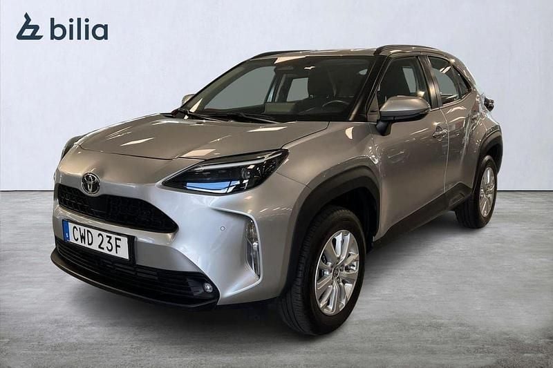 Silver Begagnad 2024 Toyota Yaris Hybrid Active SUV | 269 900 kr (Marknadspris) - Bild 1/3