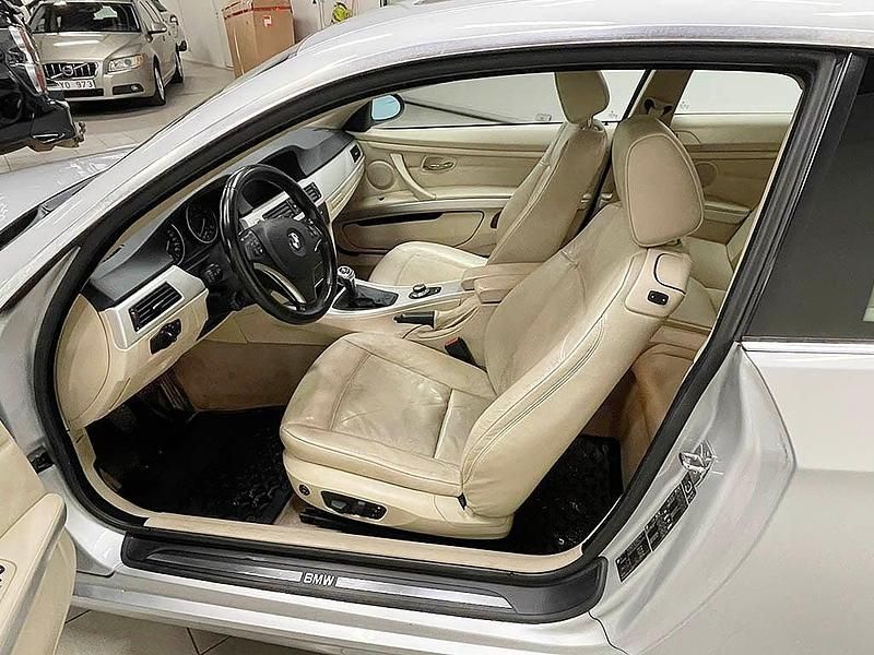 Begagnad BMW 325 218 HK (160 kW) 2006 Ljusgrå Sportkupé