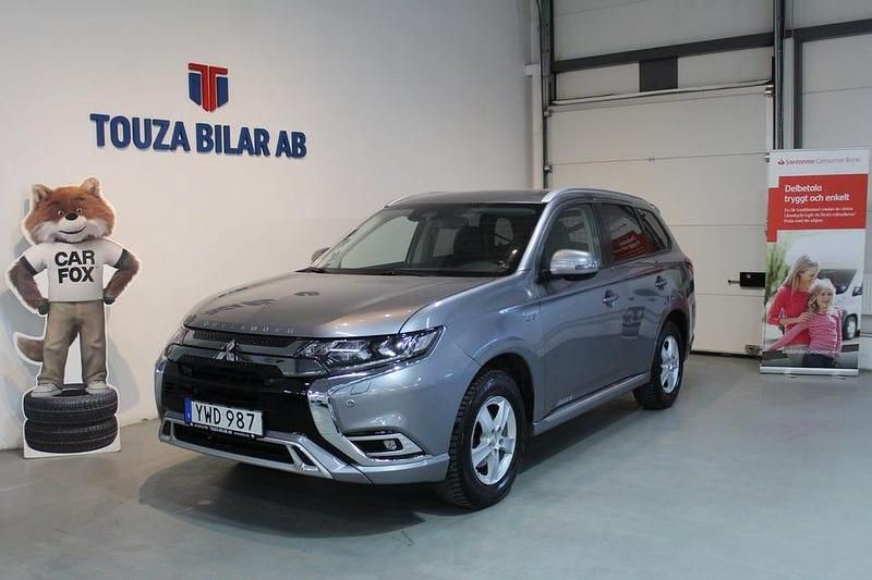 Grå Begagnad 2019 Mitsubishi Outlander Edition SUV | 239 900 kr (Marknadspris) - Bild 1/4