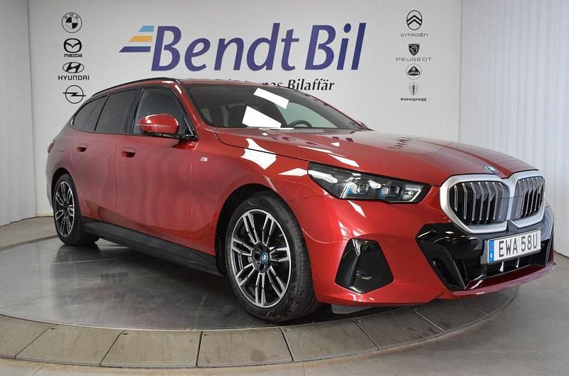 Röd Begagnad 2024 BMW i5 M Sport Sedan | 659 500 kr - Bild 1/3
