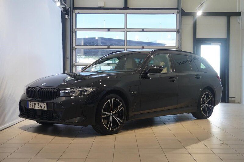 Svart Begagnad 2022 BMW 330e M Sport Kombi | 459 900 kr - Bild 1/4