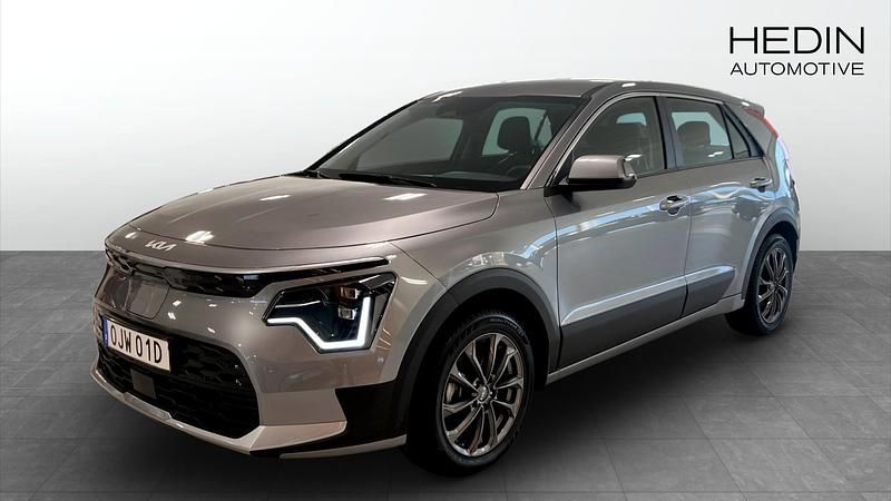 Grå (grey) Begagnad 2024 Kia e-Niro SUV | 349 900 kr (Lite dyr) - Bild 1/4
