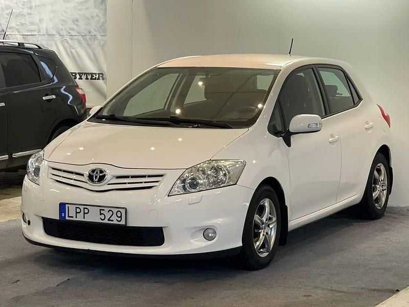 Begagnad Toyota Auris Plus 90 HK (66 kW) 2011 Vit Halvkombi