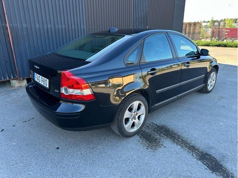 Svart Begagnad 2007 Volvo S40 Sedan | 39 000 kr (Marknadspris) - Bild 1/4
