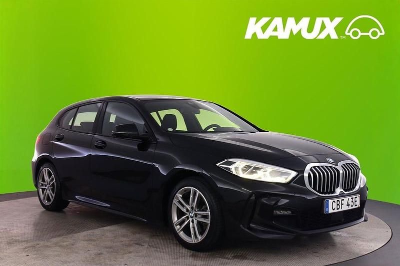Svart Begagnad 2020 BMW 118 M Sport Halvkombi | 208 800 kr (Marknadspris) - Bild 1/4