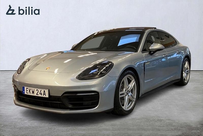 Silver Begagnad 2022 Porsche Panamera Halvkombi | 869 000 kr (Marknadspris) - Bild 1/4