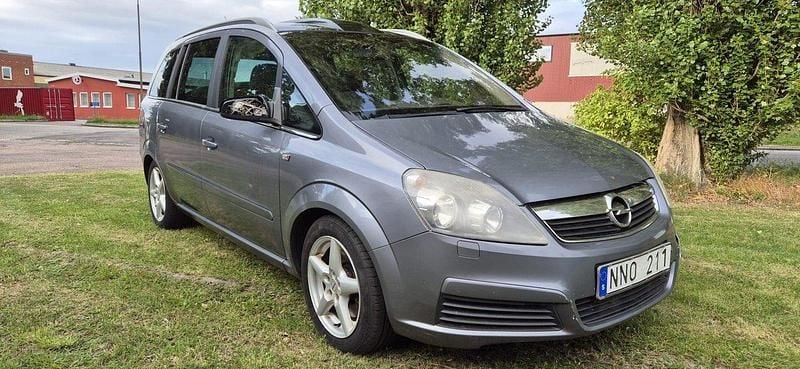Grå Begagnad 2006 Opel Zafira Minibuss | 8 900 kr (Superpris) - Bild 1/4