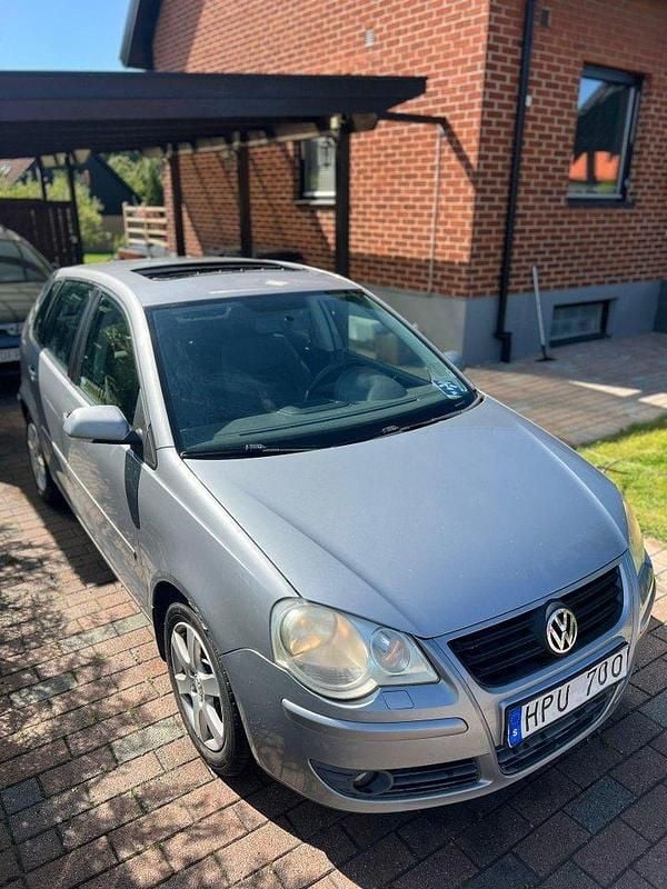 Grå Begagnad 2009 VW Polo Comfortline Halvkombi | 39 000 kr (Marknadspris) - Bild 1/4