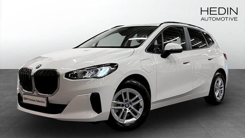 Vit Begagnad 2024 BMW 225 Active Tourer Shadowline Minibuss | 318 700 kr (Superpris) - Bild 1/4