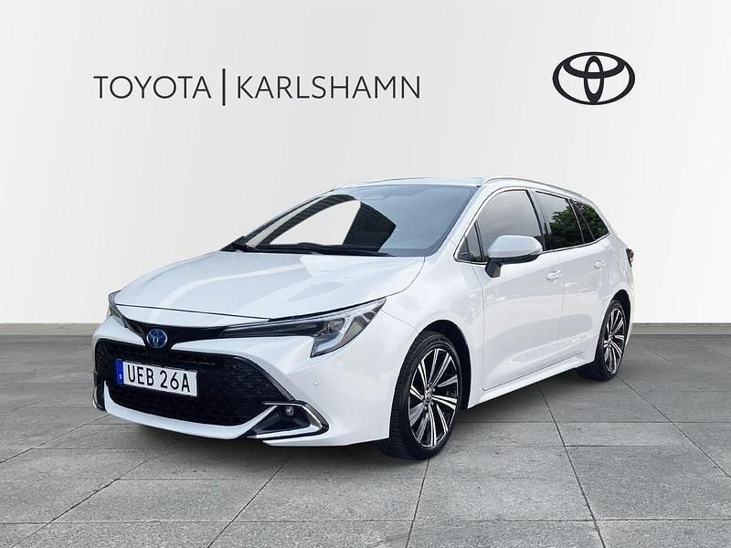 Vit Begagnad 2023 Toyota Corolla Style Kombi | 279 000 kr (Marknadspris) - Bild 1/3