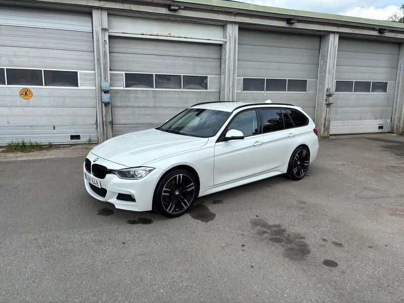 Vit Begagnad 2015 BMW 320 Kombi | 149 900 kr (Marknadspris) - Bild 1/4