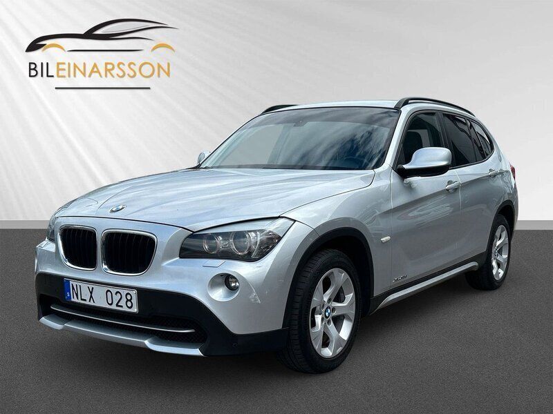 Ljusgrå Begagnad 2010 BMW X1 SUV | 109 900 kr (Marknadspris) - Bild 1/4