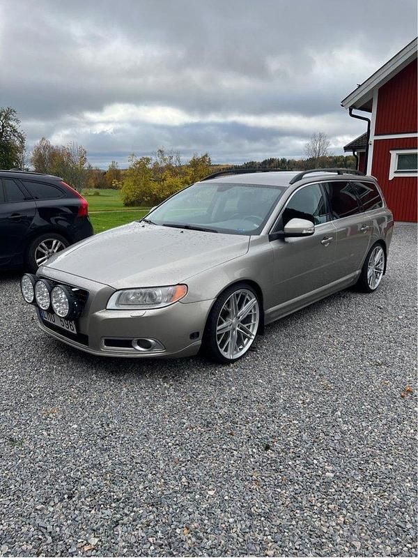 Brun Begagnad 2010 Volvo V70 Momentum Kombi | 77 500 kr (Bra pris) - Bild 1/4
