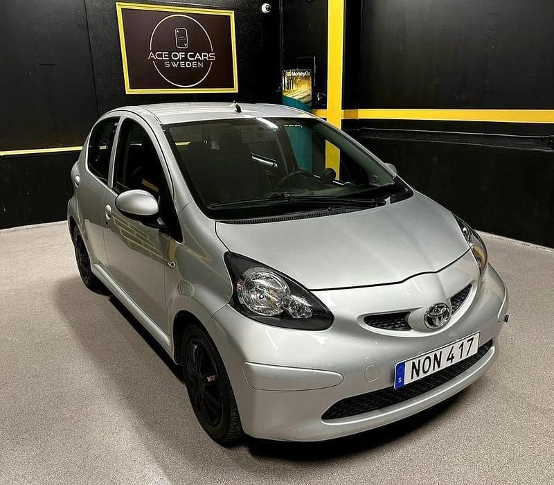Begagnad Toyota Aygo 68 HK (50 kW) 2008 Silver Halvkombi