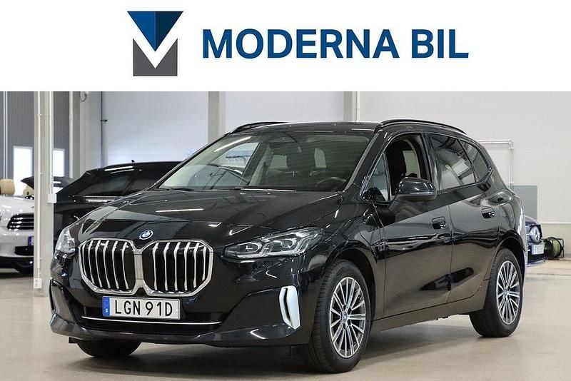Svart Begagnad 2023 BMW 225 Active Tourer Luxury Line Minibuss | 349 900 kr (Marknadspris) - Bild 1/4