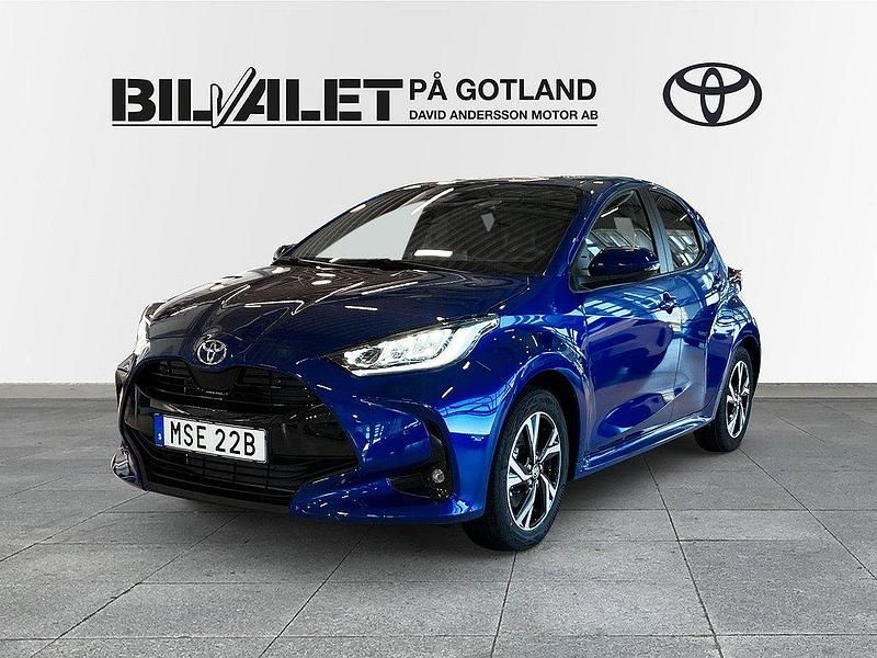Mörkblå Ny 2025 Toyota Yaris Hybrid Halvkombi | 298 800 kr (Lite dyr) - Bild 1/4