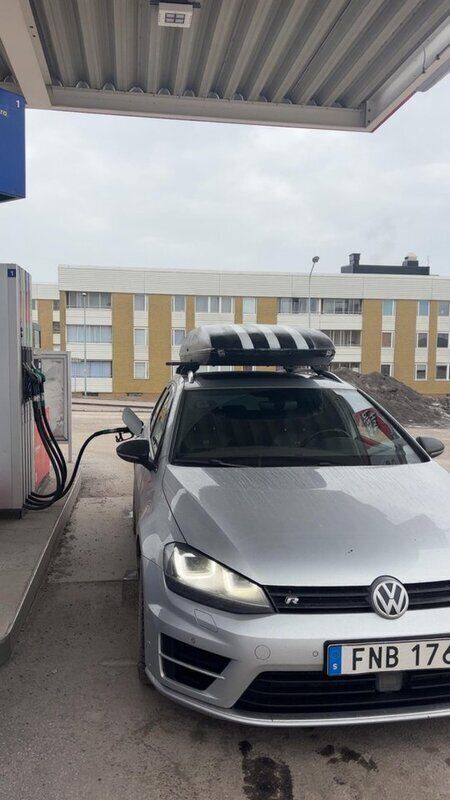Silver Begagnad 2017 VW Golf VII R Kombi | 237 000 kr (Marknadspris) - Bild 1/2