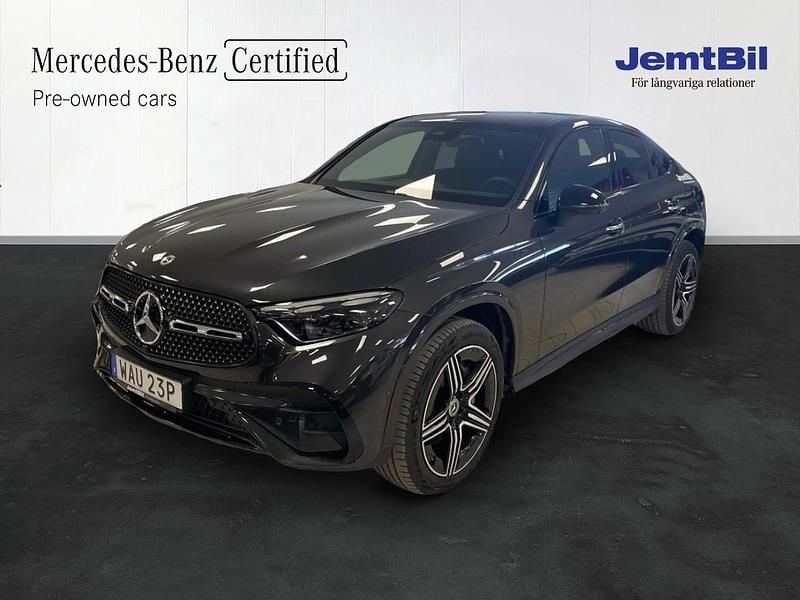 Grå Begagnad 2024 Mercedes GLC300e Sportkupé | 895 000 kr - Bild 1/4