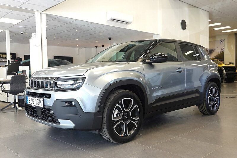 Grå (grå metallic) Begagnad 2023 Jeep Avenger EV Summit SUV | 399 900 kr - Bild 1/4