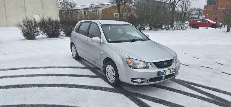 Begagnad Kia Cerato 105 HK (77 kW) 2004