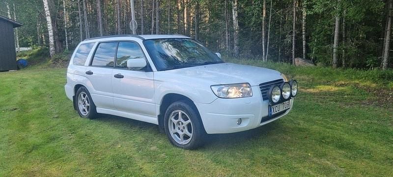 Vit Begagnad 2006 Subaru Forester SUV | 20 000 kr (Marknadspris) - Bild 1/4