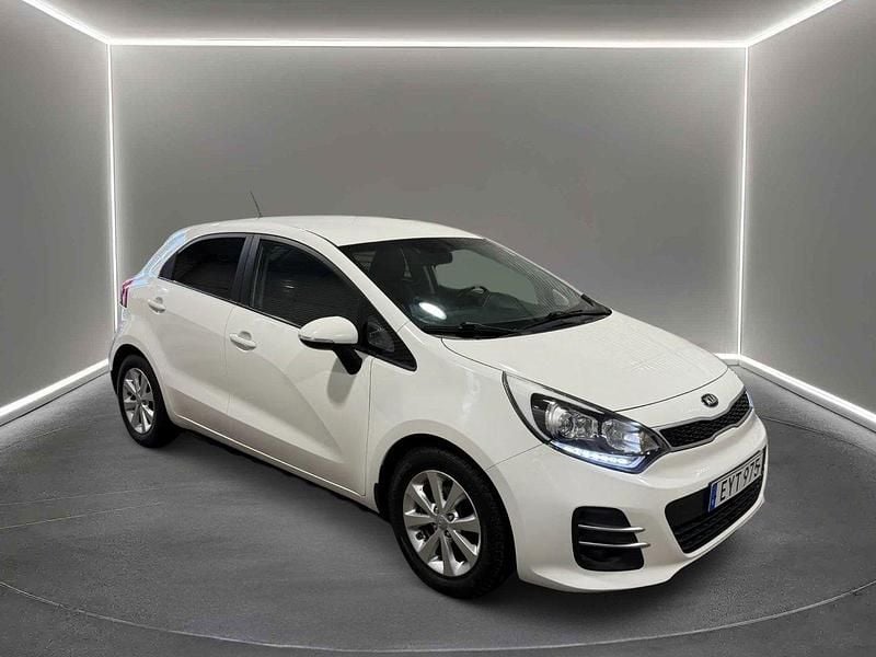 Vit Begagnad 2015 Kia Rio Halvkombi | 79 900 kr (Marknadspris) - Bild 1/4