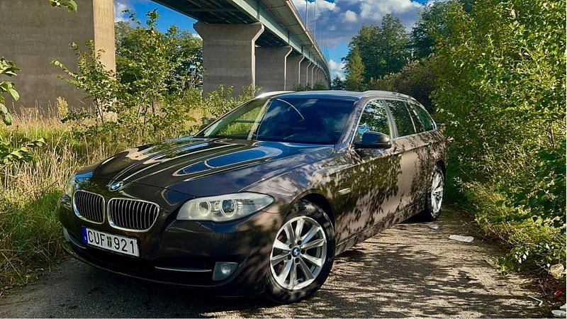 Brun Begagnad 2013 BMW 520 Comfort Edition Kombi | 95 900 kr (Superpris) - Bild 1/4
