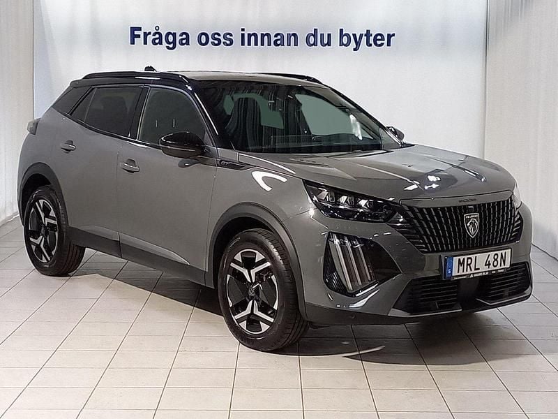 Grå Begagnad 2024 Peugeot 2008 GT SUV | 264 900 kr (Marknadspris) - Bild 1/4