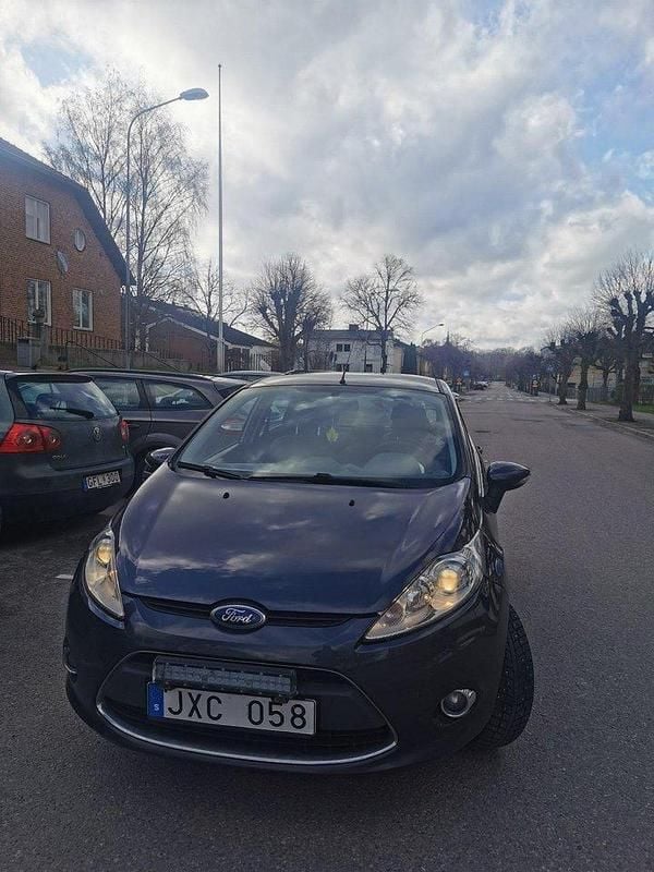 Grå Begagnad 2010 Ford Fiesta Halvkombi | 41 999 kr (Marknadspris) - Bild 1/4