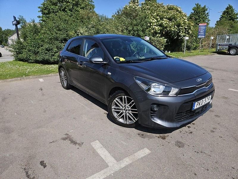 Grå Begagnad 2017 Kia Rio Halvkombi | 120 000 kr (Marknadspris) - Bild 1/4