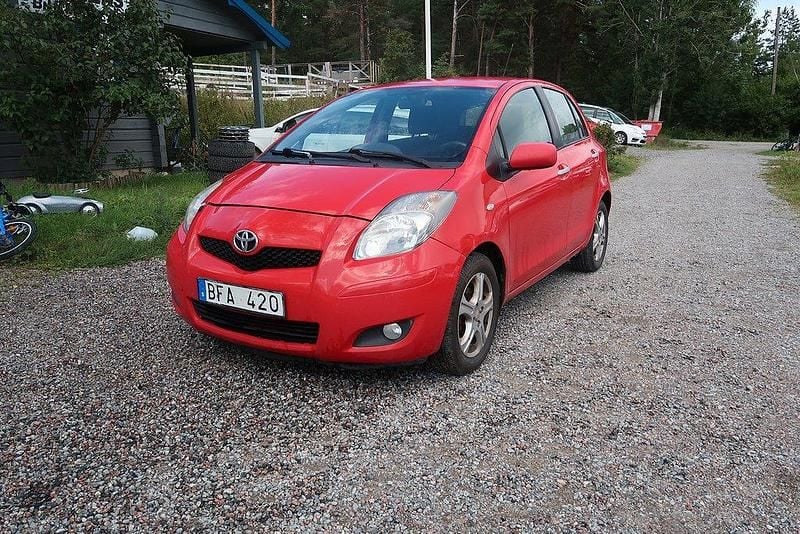 Röd Begagnad 2011 Toyota Yaris Halvkombi | 35 500 kr (Bra pris) - Bild 1/4