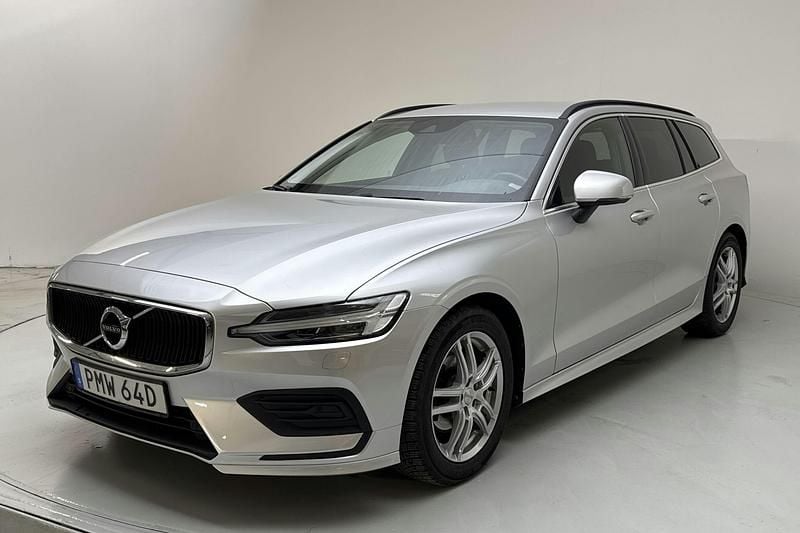 Begagnad Volvo V60 Momentum 197 HK (144 kW) 2022 Silver Kombi
