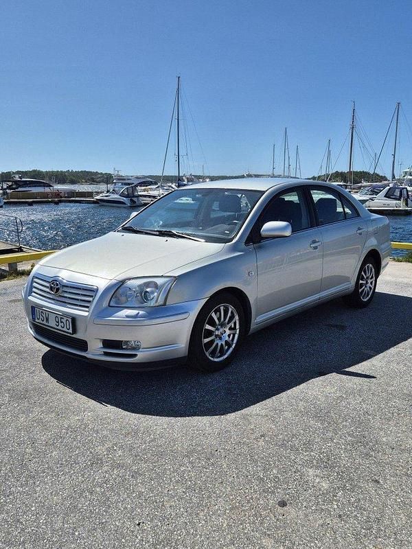 Silver Begagnad 2004 Toyota Avensis Sedan | 30 000 kr (Marknadspris) - Bild 1/4