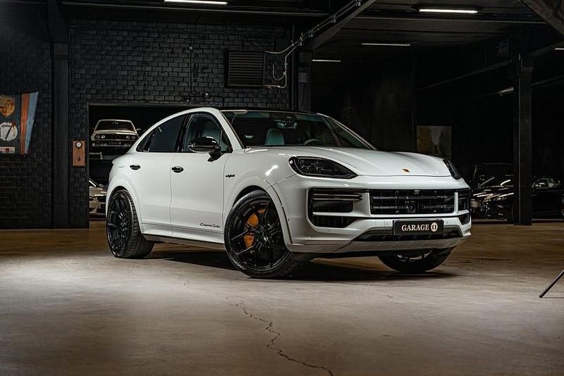 Begagnad Porsche Cayenne Turbo E-Hybrid 738 HK (542 kW) 2024 Grå SUV