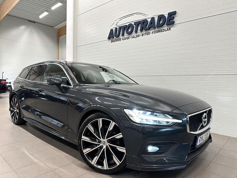 Grå Begagnad 2019 Volvo V60 Pro Kombi | 349 900 kr (Dyr) - Bild 1/4