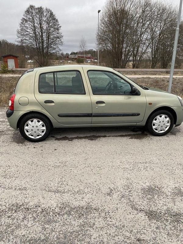 Grön Begagnad 2003 Renault Clio II Authentique Halvkombi | 16 999 kr (Marknadspris) - Bild 1/4