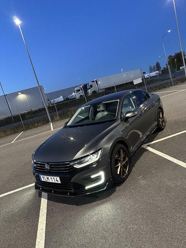 Grå Begagnad 2017 VW Passat GTE Sedan | 149 900 kr (Marknadspris) - Bild 1/4