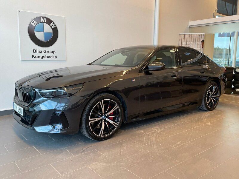 Grå Begagnad 2024 BMW i5 M Sport Sedan | 609 900 kr (Marknadspris) - Bild 1/4