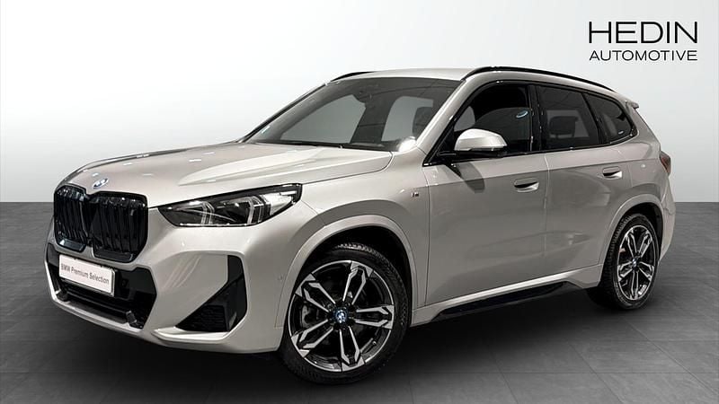 Silver Begagnad 2022 BMW iX1 M Sport SUV | 458 700 kr (Marknadspris) - Bild 1/4