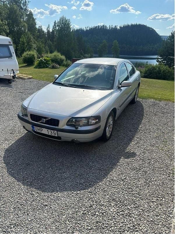 Grå Begagnad 2004 Volvo S60 Sedan | 13 000 kr (Superpris) - Bild 1/3
