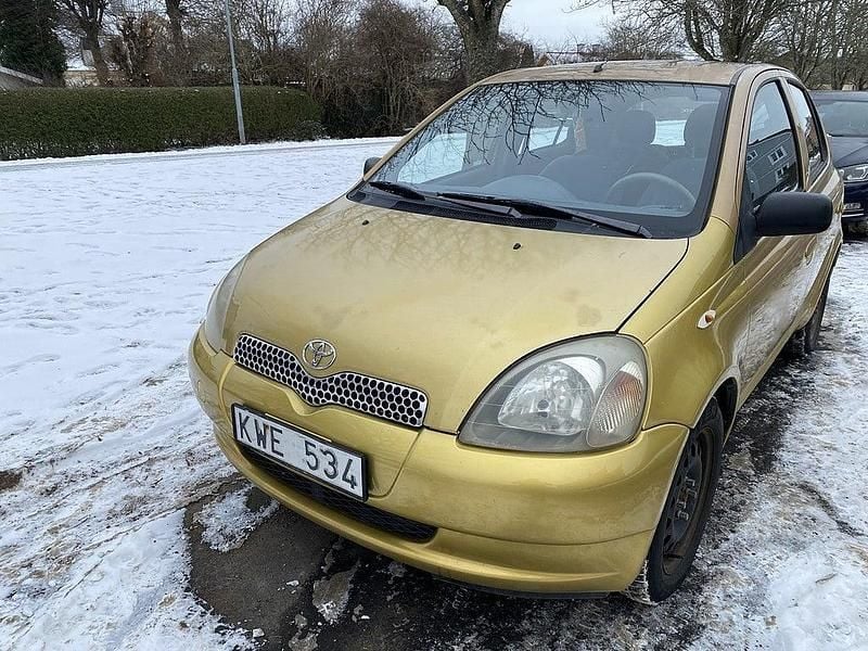 Begagnad Toyota Yaris 68 HK (50 kW) 1999 Gul Halvkombi