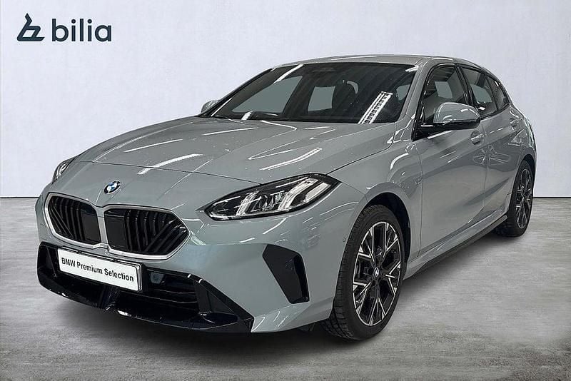 Grå (m brooklyn grey metallic) Begagnad 2025 BMW 120 M Sport Halvkombi | 359 900 kr (Superpris) - Bild 1/4